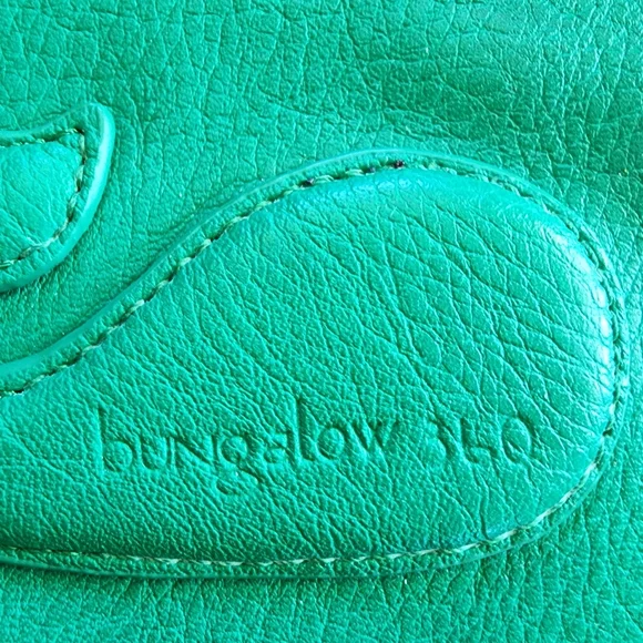 Bungalow 360 Green Vegan Whale Leather Clutch Wristlet Purse Gorgeous Like New - Picture 2 of 8